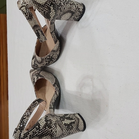 Forever Womens Ankle Strap Heels Faux Snakeskin  Black Tan Size 6 EUC - Picture 9 of 13